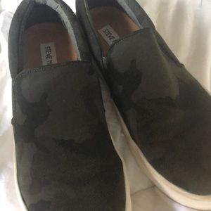 Steve Madden Gills Platform Sneaker (Camoflage)